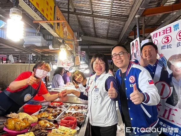 ▲國民黨青年軍南下台南,陪同立委第三選區(北區安南區)候選人姚正玉至和緯黃昏市場拜票。(圖/記者林東良翻攝,下同)