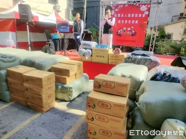 ▲▼台中市廣愛慈善會今天辦桌招待400名身障弱勢朋友,並加碼贈送禦寒衣。(圖/廣愛慈善會提供,下同)