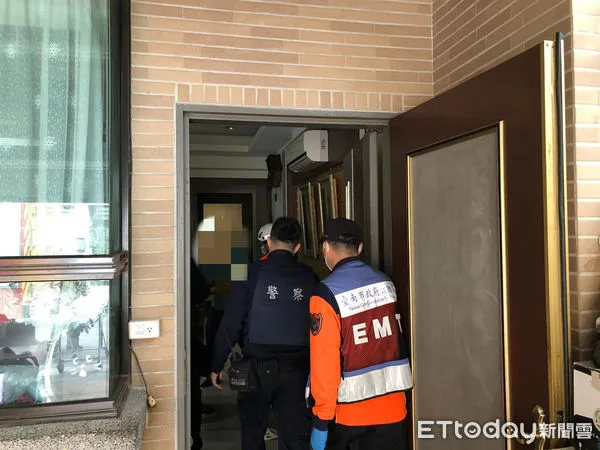 ▲台南市警六分局員警與灣裡消防分隊消防人員,合力勸阻疑欲跳樓男子送醫。(圖/民眾提供)