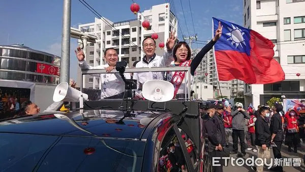 ▲國民黨總統候選人侯友宜、國民黨主席朱立倫與台南市第三選區立委候選人姚正玉,8日在台南進行車隊遊行拜票,受到台南鄉親熱情歡迎。(圖/記者林東良翻攝,下同)