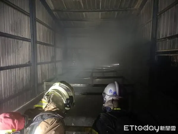 ▲台南市南區省躬三街1處鐵厝宮廟,9日凌晨發生火警,有濃煙、明火竄出,台南市人員全力射水搶救。(圖/民眾提供,下同)