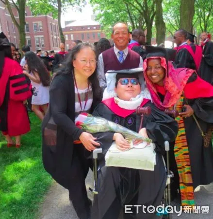 ▲民進黨前秘書長羅文嘉臉書發文推薦此次排名不分區立委第16名的律師陳俊翰。(圖/翻攝羅文嘉﹑陳俊翰臉書)