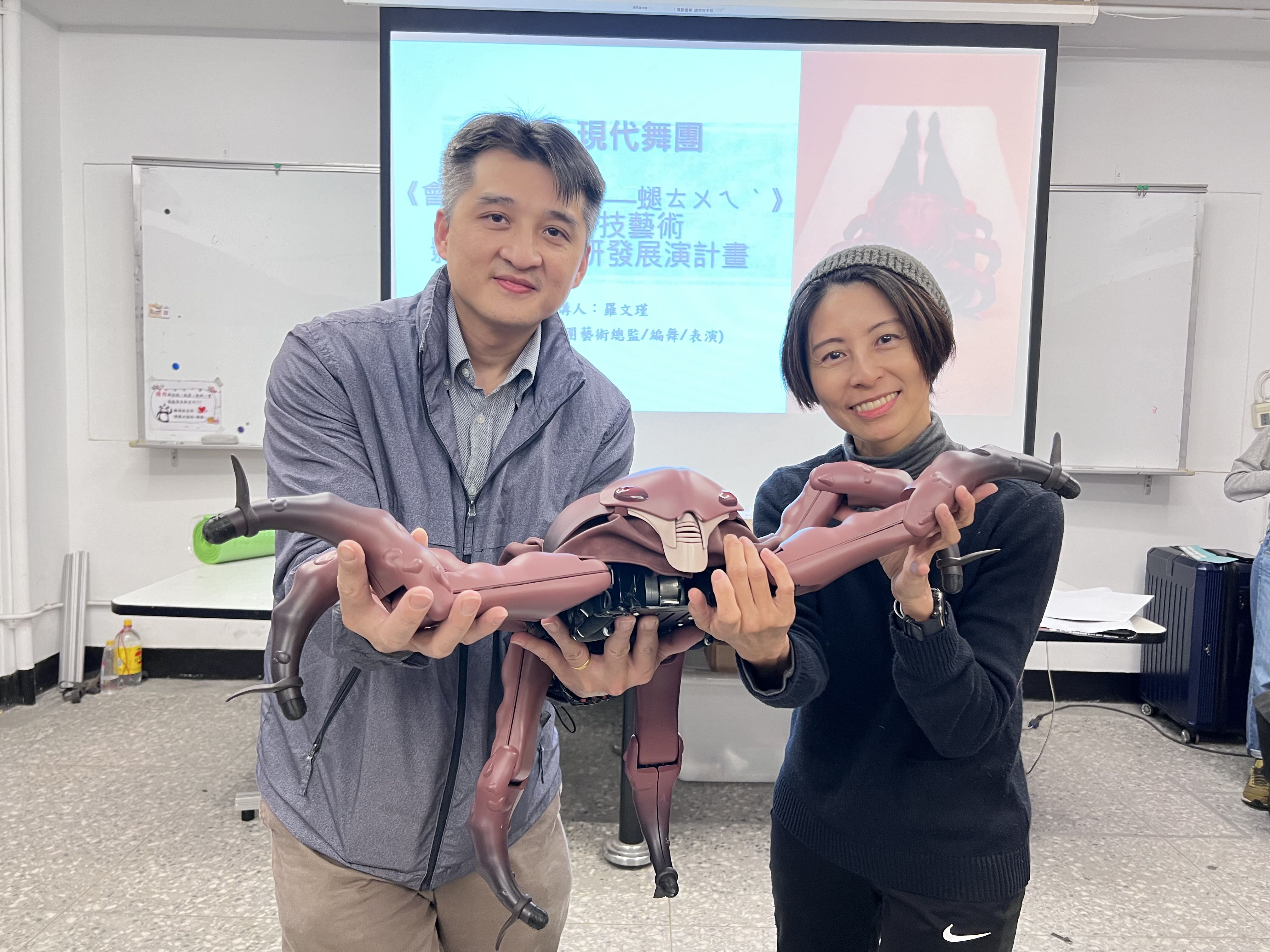 ▲▼大同大學打造全台第一隻跳舞機械蟲「萊夫」,攜手稻草人舞團演出。(圖/記者許敏溶攝)