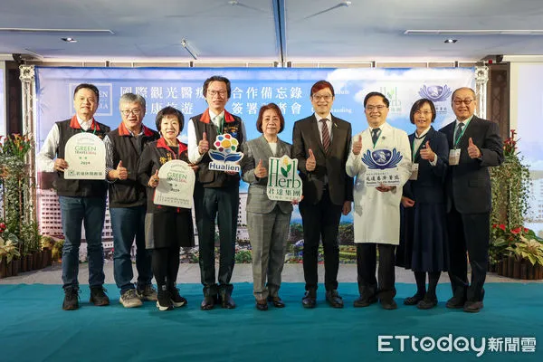 ▲▼花蓮慈濟醫院院長林欣榮(右)與君達育樂事業董事長尹純綢(左)簽署合作意向書。(圖/慈濟醫學中心提供,下同)