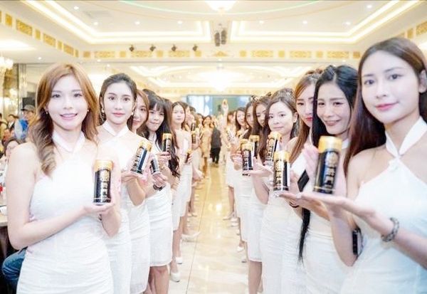 ▲▼桃園社團「洪門108將」前晚在八德區來福星飯店舉辦年終聚餐,其中電梯口有108名身穿白色高衩禮服正妹成為亮點。(圖/翻攝自臉書《記者爆料網》)。