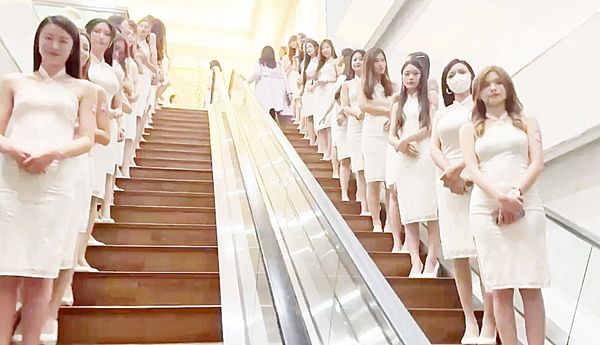 ▲▼桃園社團「洪門108將」前晚在八德區來福星飯店舉辦年終聚餐,其中電梯口有108名身穿白色高衩禮服正妹成為亮點。(圖/翻攝自臉書《記者爆料網》)。