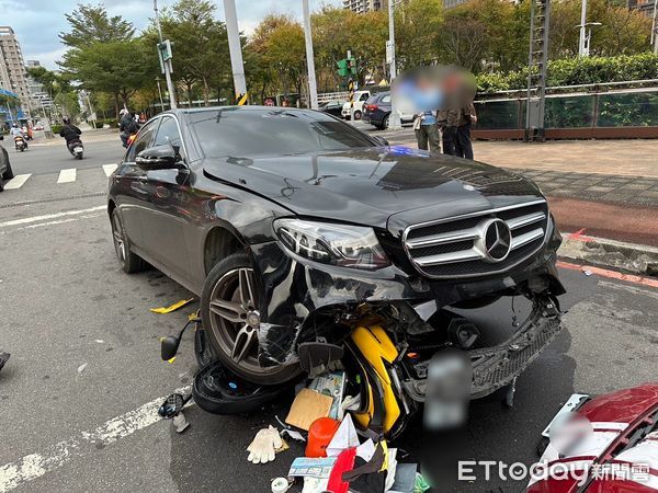 ▲▼ 新莊賓士車撞噴2機車,再騎上轎車引擎蓋 。(圖/記者陳以昇翻攝)
