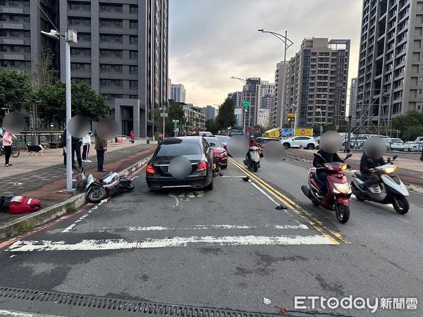 ▲▼ 新莊賓士車撞噴2機車,再騎上轎車引擎蓋 。(圖/記者陳以昇翻攝)