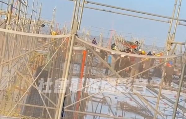 ▲▼梧棲區一處建築工地上,有大批移工打群架,有人拿鋼條、安全帽追逐揮打。(圖/翻自社會新聞影音,下同)