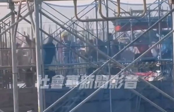 ▲▼梧棲區一處建築工地上,有大批移工打群架,有人拿鋼條、安全帽追逐揮打。(圖/翻自社會新聞影音,下同)