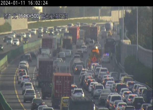 ▲國道一號南下高雄建國路段發生車禍。(圖/翻攝自1968)