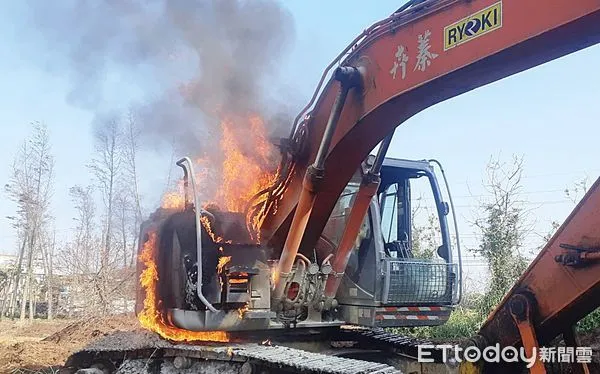 ▲桃市中壢區青埔地區福達路今天上午9時許,一輛停放路旁挖土機突然起火燃燒。(圖/記者沈繼昌翻攝)