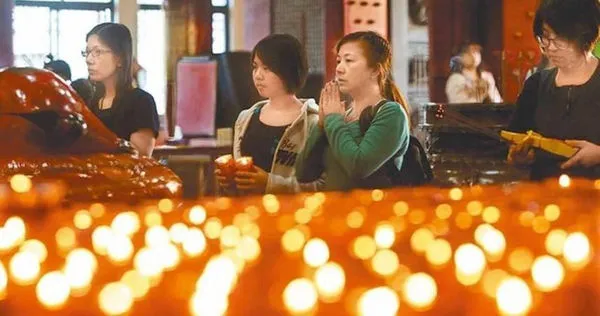 一名人妻抱怨去年婆婆幫忙到廟裡安元辰燈,卻將地址填成自己家。(圖/報系資料照)