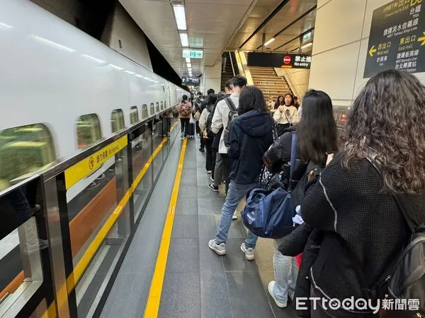 ▲▼高鐵投票返鄉人潮。(圖/記者李姿慧攝)