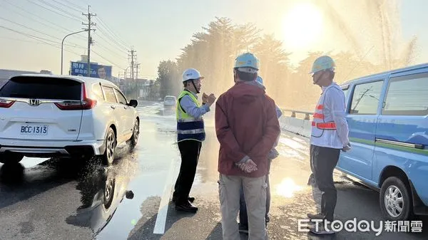 ▲台南新化區中山路穗芳橋旁2000公厘水管橋焊道漏水,台水公司李丁來總經理(左一)至現場督導搶修。(圖/記者林東良翻攝,下同)