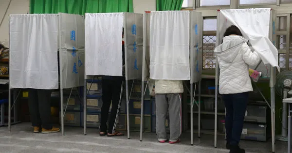 第16任總統副總統及第11屆立法委員選舉13日投票,一早就有民眾排隊投票。(圖/黃鵬杰攝)