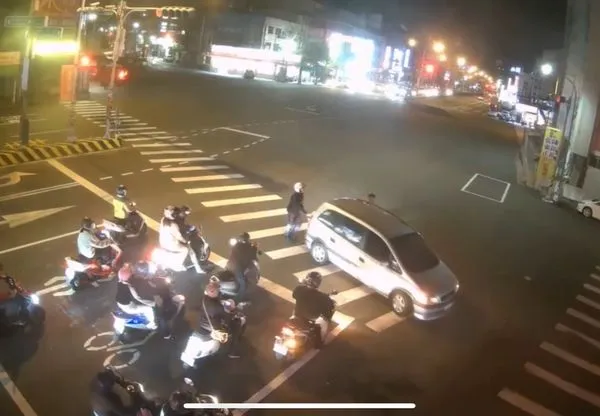 ▲車拋錨停在路中間警方協助解圍。(圖/民眾提供)