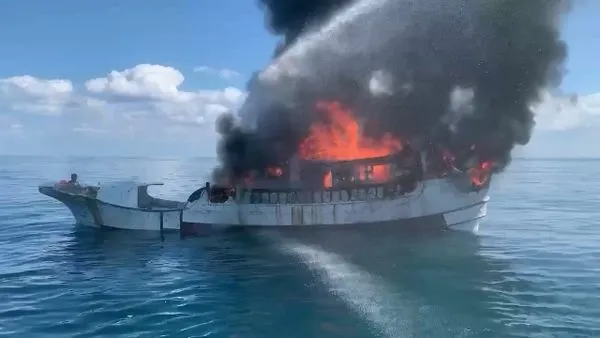 ▲▼深澳籍CT4延繩釣漁船「勇豐餘」,在龜山島海域不明起火燃燒。(圖/蘇澳海巡隊提供,下同)