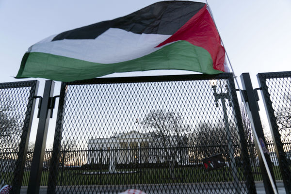 ▲▼2024年1月13日，大批民眾聚集在白宮外部，展開聲援加薩走廊巴勒斯坦人的示威活動。（圖／達志影像／美聯社）