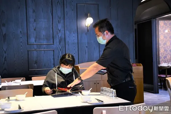 ▲民眾只要經就業中心推介受僱至住宿餐飲業專案職缺,將依其身份發給每月6千元至1.3萬元的獎勵金、最長可領12個月。(圖/記者林東良翻攝,下同)