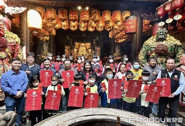 ▲今日由西螺東南中學與文昌國小獲獎的學生代表受獎,由福興宮安排團拜儀式後頒發獎助學金,向太平媽祖致上感謝之意。(圖/記者蔡佩旻攝)