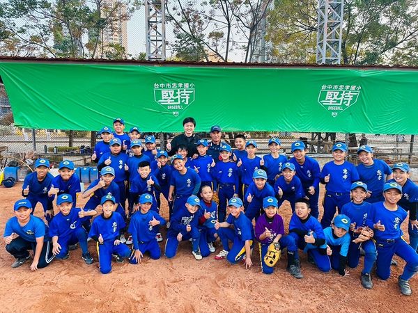 ▲林威助探訪忠孝國小學弟。(圖/截自林威助臉書粉絲團)