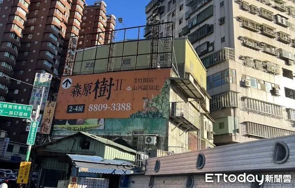 ▲▼乾哥乾妹巨幅看板拆了,周朝陽表示相關單位已告知。(圖/民眾提供)