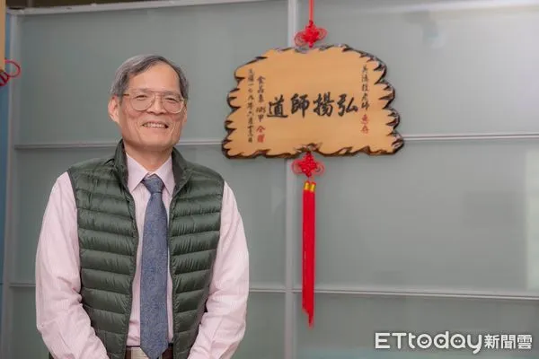 ▲嘉南藥理大學食品科技系吳鴻程老師以「翻轉教學及分組合作培訓在生物統計學習成效評估計畫」獲選績優計畫,嘉藥師生同感榮耀。(圖/記者林東良翻攝,下同)