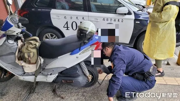 ▲機車胎壓不足,員警幫忙打氣。(圖/記者楊漢聲翻攝)