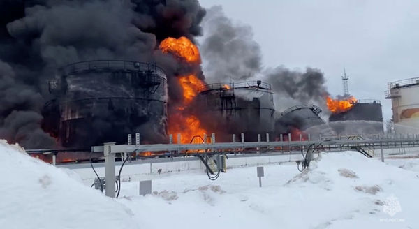 ▲▼俄羅斯西部布良斯克州克林齊（Klintsy）油庫受烏克蘭無人機攻擊，起火燃燒。（圖／路透）