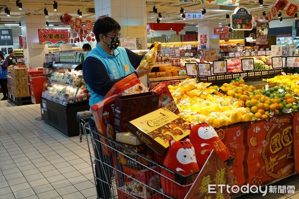 ▲▼花蓮市公所針對低收入關懷戶發放年節愛心禮券,每人500元。(圖/花蓮市公所提供,下同)