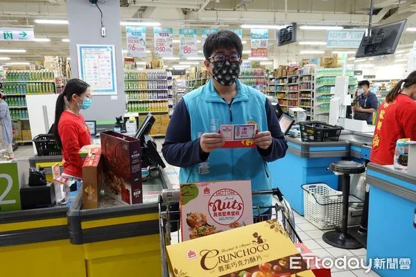 ▲▼花蓮市公所針對低收入關懷戶發放年節愛心禮券,每人500元。(圖/花蓮市公所提供,下同)