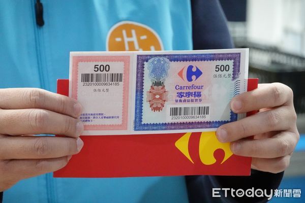 ▲▼花蓮市公所針對低收入關懷戶發放年節愛心禮券,每人500元。(圖/花蓮市公所提供,下同)