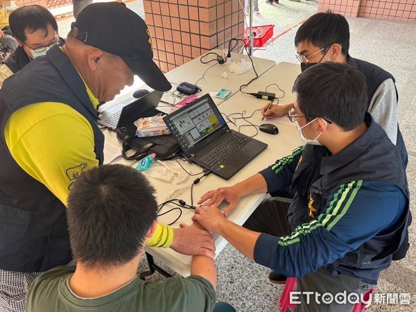 ▲▼ 守護每一個小天使 嘉義市攜帶型指紋掃描系統成好幫手。(圖/嘉義市警局)