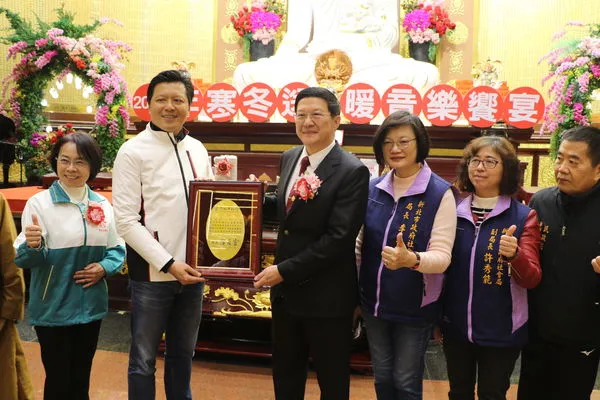 ▲佛光山金光明寺寒冬送暖。(圖/新北市社會局提供)