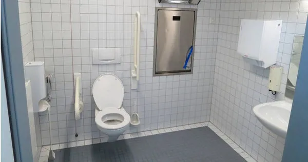 大媽因為想借廁所遭拒,竟嗆店員「所以是要我拉在褲子上嗎?」還帶著2名親友回到店內討說法。(示意圖/Pixabay)