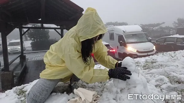 陽明山雨夾雪。(圖/記者湯興漢攝)
