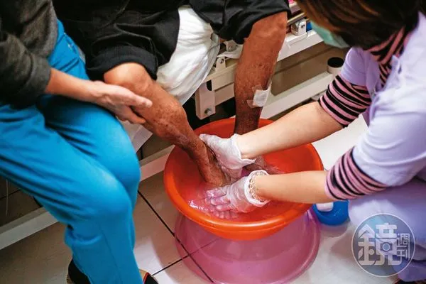 台灣邁入高齡社會,政府每年編列超過600億元預算,推動家庭式長照。(鄒保祥攝)