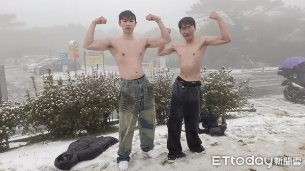 快訊/陽明山下雪! 高三生集體脫了:肌肉大嗎?(圖/記者湯興漢、陳煥丞攝)