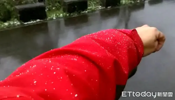 ▲2016霸王級寒流,台北市外雙溪地區下起大量「冰霰」。(資料照/民眾提供)