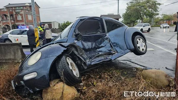 ▲▼苗栗後龍鎮高鐵六路與新東路口發生2車碰撞車禍,疑似紅綠燈號轉換時搶快釀禍,2車駕駛受傷送醫。(圖/記者蔡文淵翻攝)