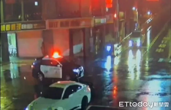 ▲酒駕男見警車違規左轉並停靠路邊。(圖/桃園警分局提供)