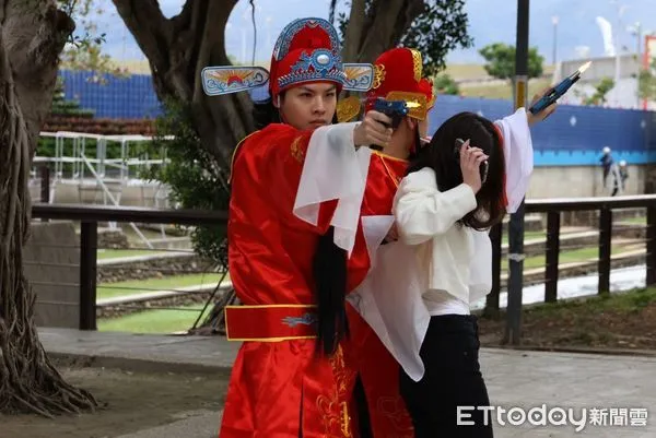 ▲▼三重警出動「財神爺」進行防搶演練 。(圖/記者戴上容翻攝)