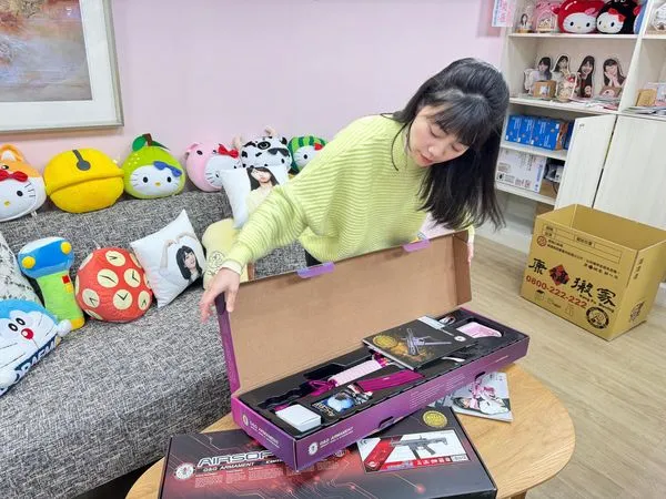 ▲非常乾淨整潔的辦公室。(圖/翻攝自臉書/高嘉瑜)