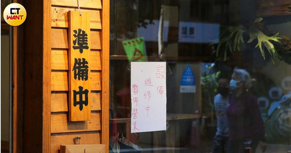 茉莉書店老闆娘怒上網PO文,隱家拉麵立即回應絕非惡意排放油汙,願意負擔清潔費用,並暫停營業更新管線。(圖/黃耀徵攝)