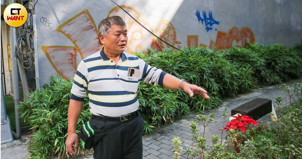 公館商圈的水源里里長林全義表示,隱家改善管線後,茉莉書店再次清理水溝,未再發現堵塞情形。(圖/黃耀徵攝)