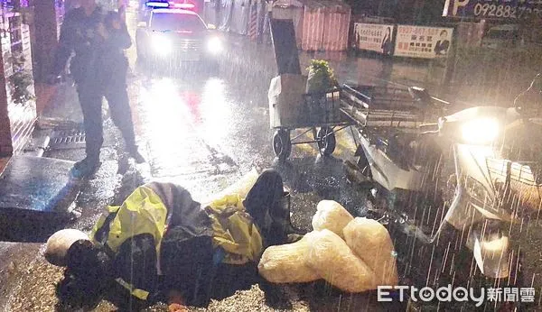 ▲桃園市陳姓男子今天清晨騎車送菜到市場,行經桃園區同安街附近時突然摔車,被機車壓住動彈不得。(圖/記者沈繼昌翻攝)