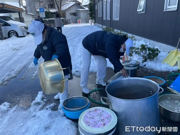 ▲▼慈濟日本分會從1月13日起持續在日本能登半島重災區進行熱食發放。面對嚴寒的風雪,志工克服困難送上熱食。(圖/慈濟基金會提供)