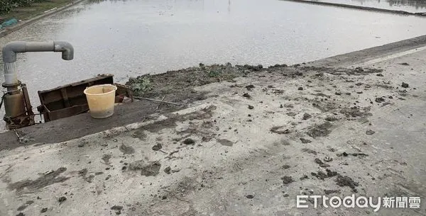 ▲農耕機製造的泥巴塊 。(圖/記者陳崑福翻攝)