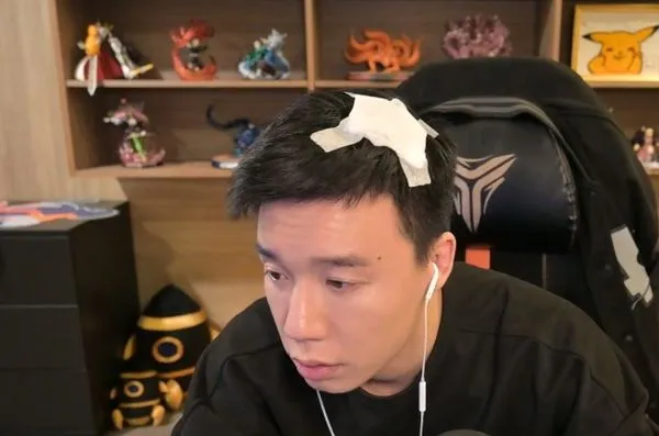 ▲▼Toyz出示傷口。(圖/翻攝自YouTube/Toyz)